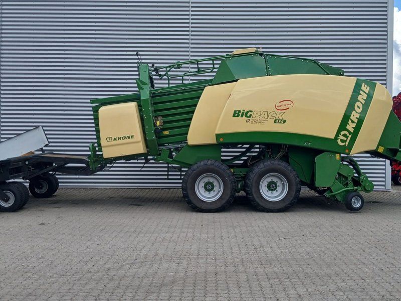 Krone BigPack 4x4 HighSpeed med vogn 4X4 bigballepresser med Pom