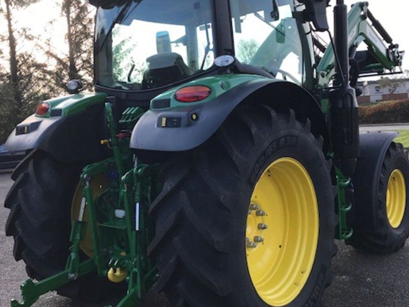 John Deere 6130R m/frontlæsser Med frontlæsser
