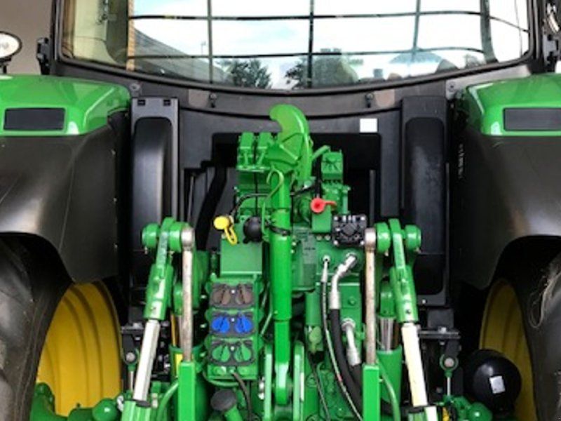 John Deere 6130R m/frontlæsser Med frontlæsser