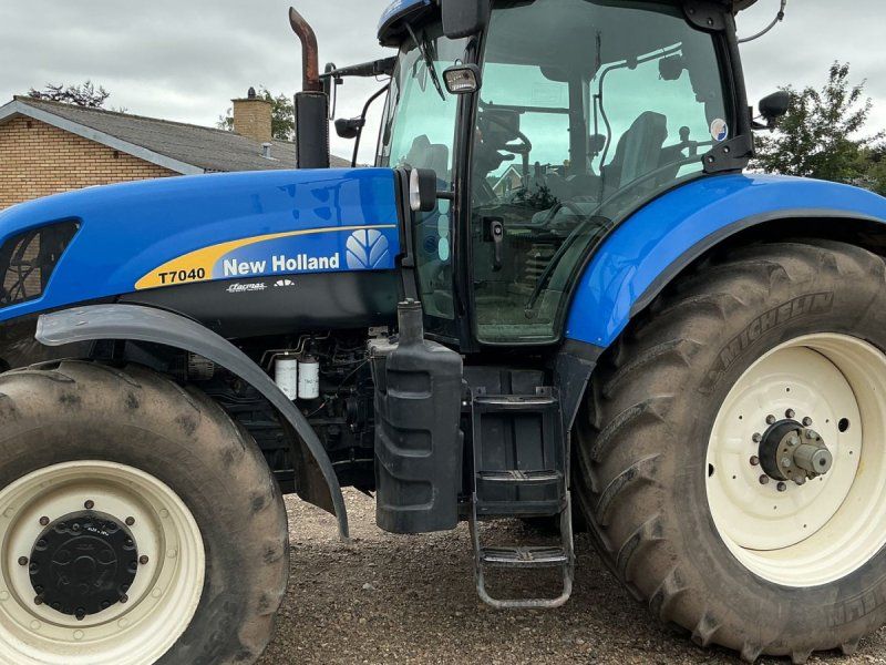 New Holland T 7040
