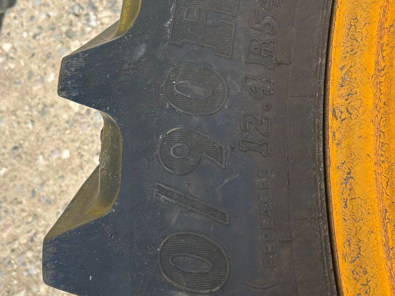 BKT 320/90R54