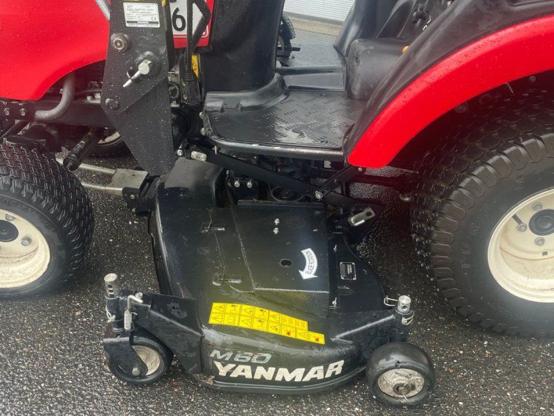 Yanmar SA 221 med klippebord og frontlæsser
