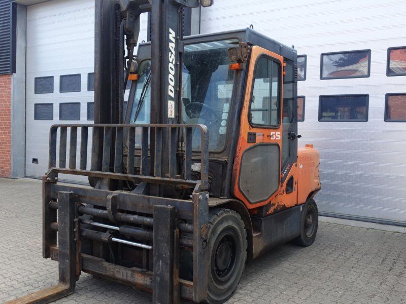 Doosan D55C-5 // MED GAFFELFLYTER OG SIDESKIFT