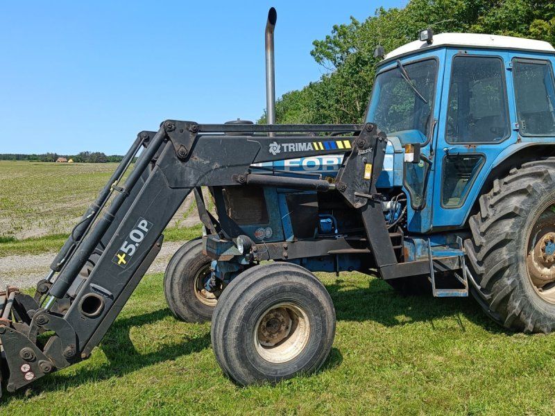 Ford 8210 med frontlæsser