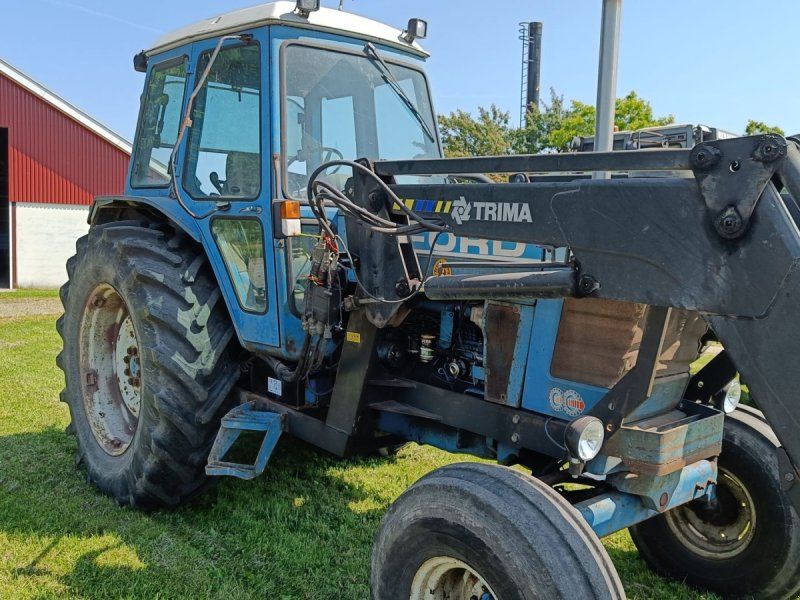 Ford 8210 med frontlæsser