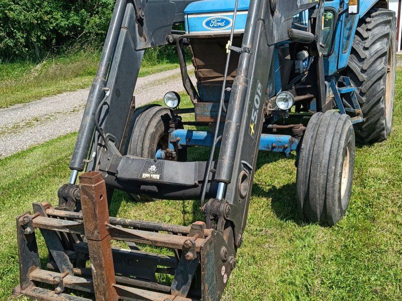 Ford 8210 med frontlæsser