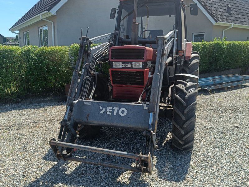 Case IH 885 XL med frontlæsser