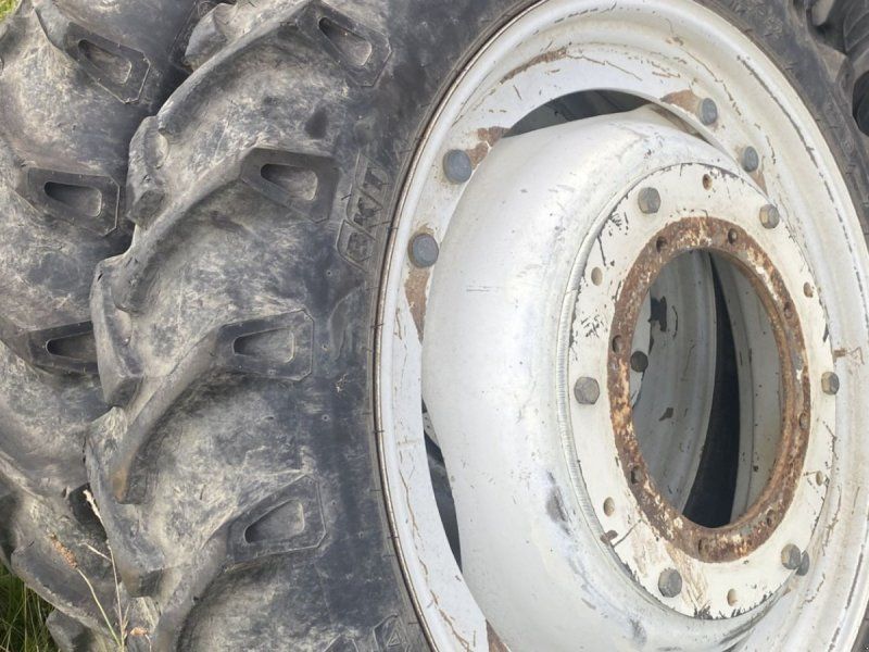 BKT 230/95R44(9.58R44)+8.3-32