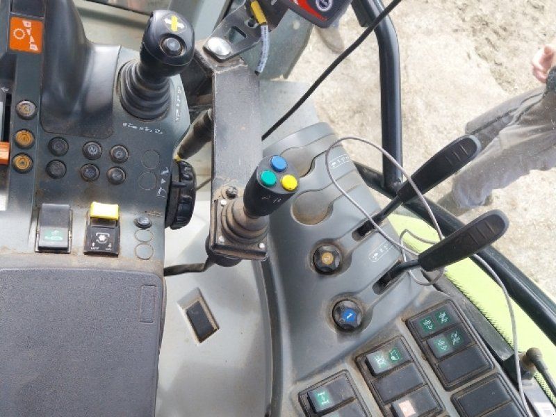Claas ARION 520