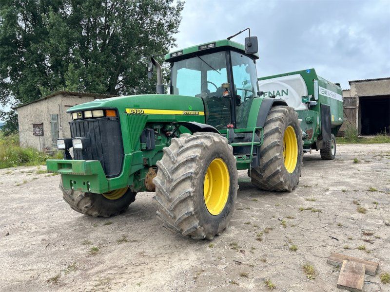 John Deere 8400