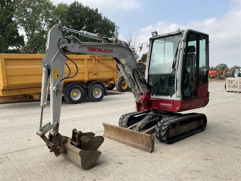 Takeuchi TB230 SOLGT!!! Kun 1330 timer. To skovle. Ring til Ulrik på 4025