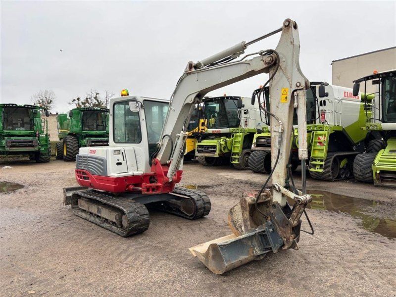 Takeuchi TB250 . To skovle. Gummibånd. Ring til Ulrik for mere info på 40