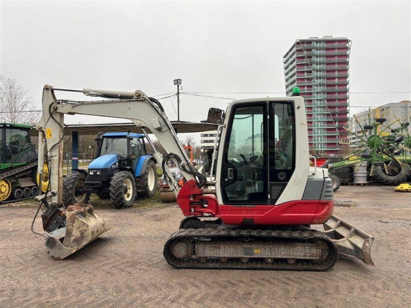 Takeuchi TB250 . To skovle. Gummibånd. Ring til Ulrik for mere info på 40