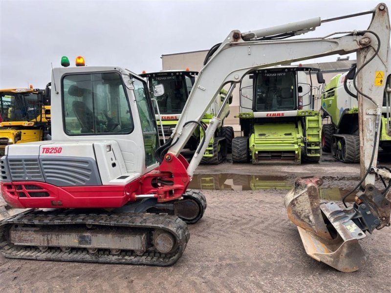 Takeuchi TB250 . To skovle. Gummibånd. Ring til Ulrik for mere info på 40