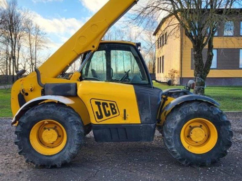 JCB 7 meter arm. Løfter 3.100 kg. 127 Hk. Ring til Ulrik for mere in