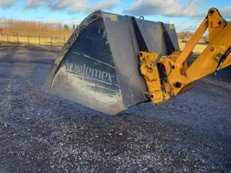 JCB 7 meter arm. Løfter 3.100 kg. 127 Hk. Ring til Ulrik for mere in