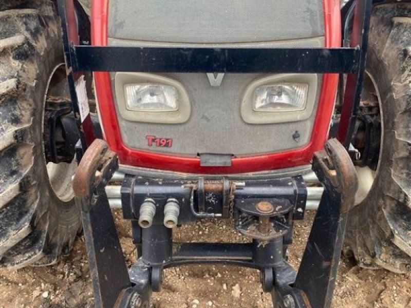 Valtra T 191 Advance Frontlæsser med diverse redskaber og tvillingehjul