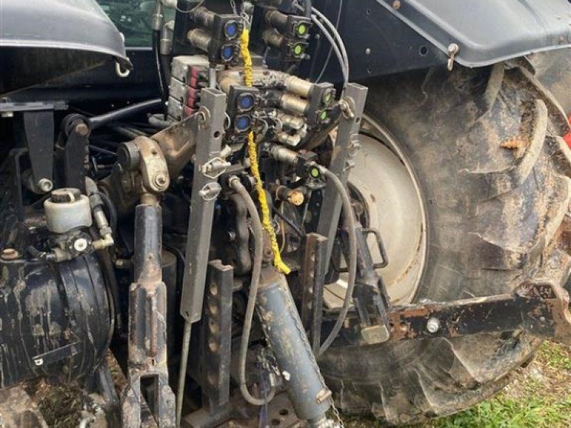 Valtra T 191 Advance Frontlæsser med diverse redskaber og tvillingehjul