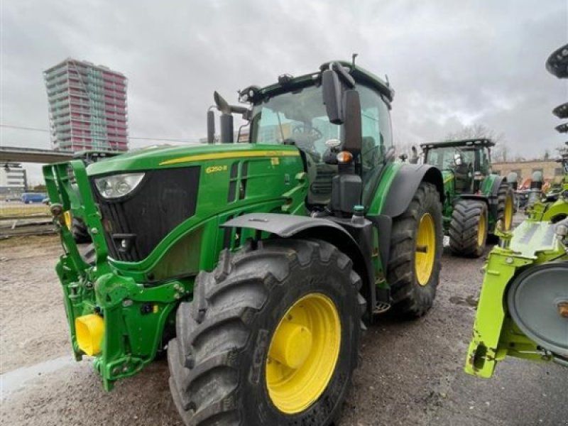 John Deere 6250R m/Frontlift og Front-PTO Udlejet. Front PTO og Front lift.