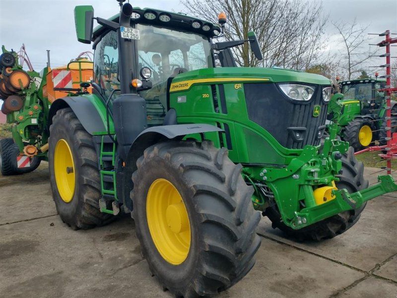 John Deere 6R250 Den nyeste 6R model. Front PTO. Command Arm. Command Pro.