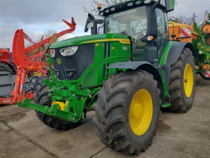 John Deere 6R250 Den nyeste 6R model. Front PTO. Command Arm. Command Pro.