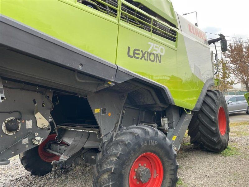 Claas LION 750 4WD. Incl Vario 770 skærebord og vogn. Ring til