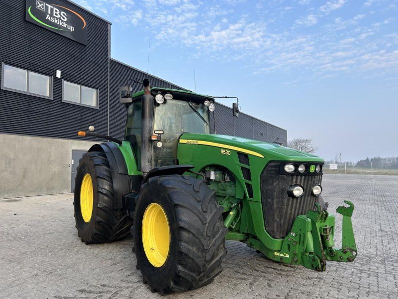 John Deere 8530