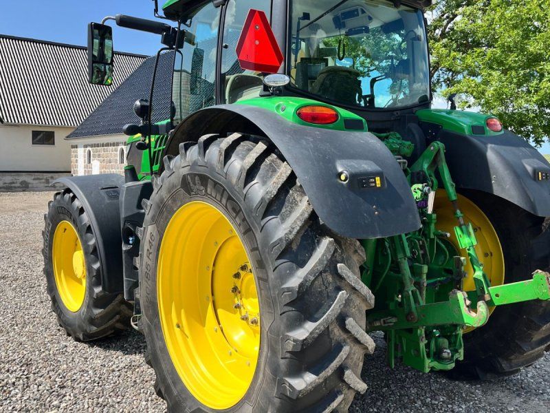 John Deere 6215R