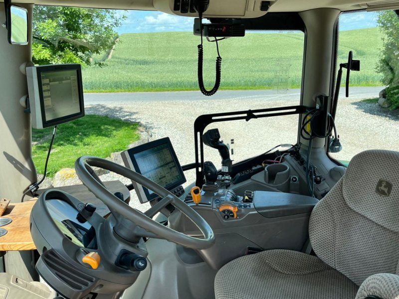 John Deere 6215R