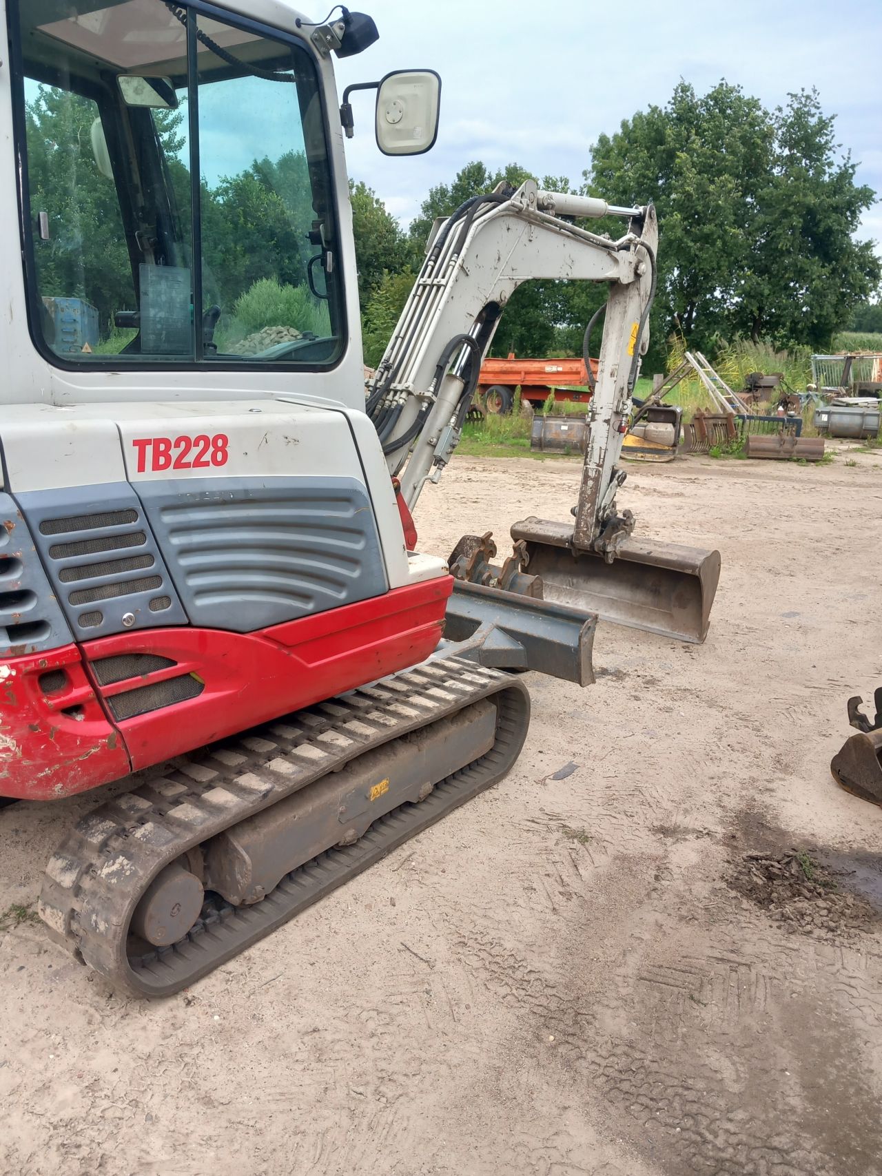 Takeuchi 228