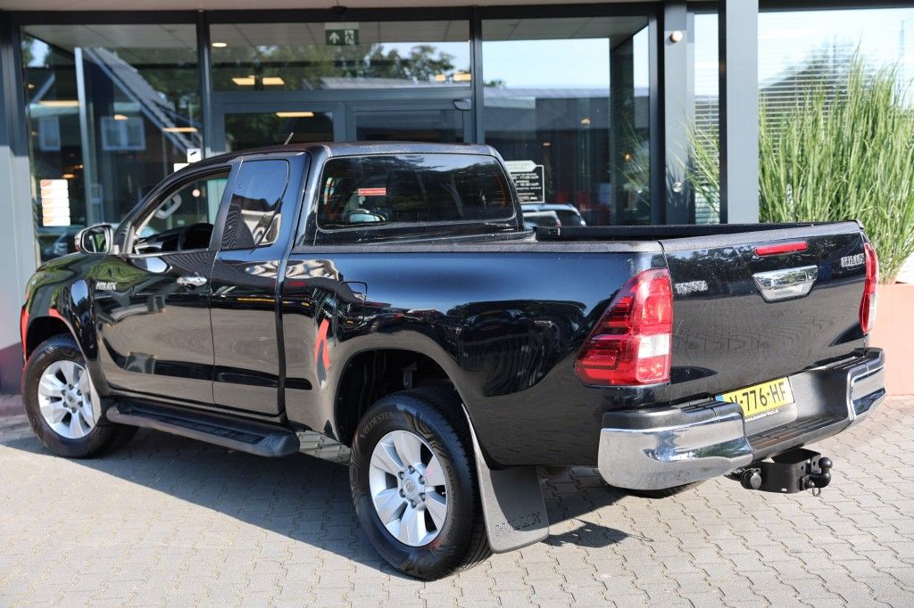 Toyota Hilux 2,4 D-4D X-TRA CAB VX 4WD VAN