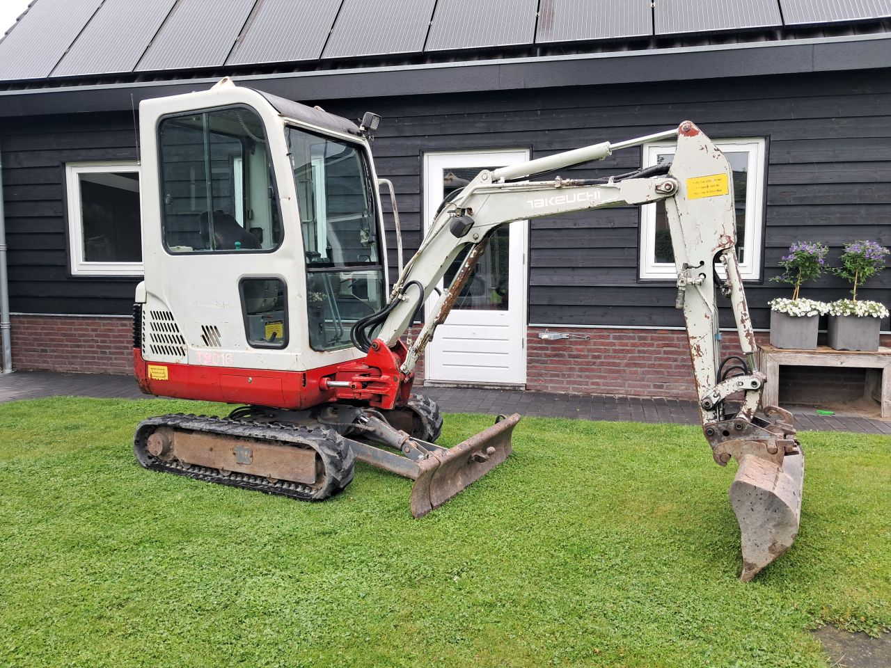 Minigraver Takeuchi TB 016 / Graafmachine Minikraan