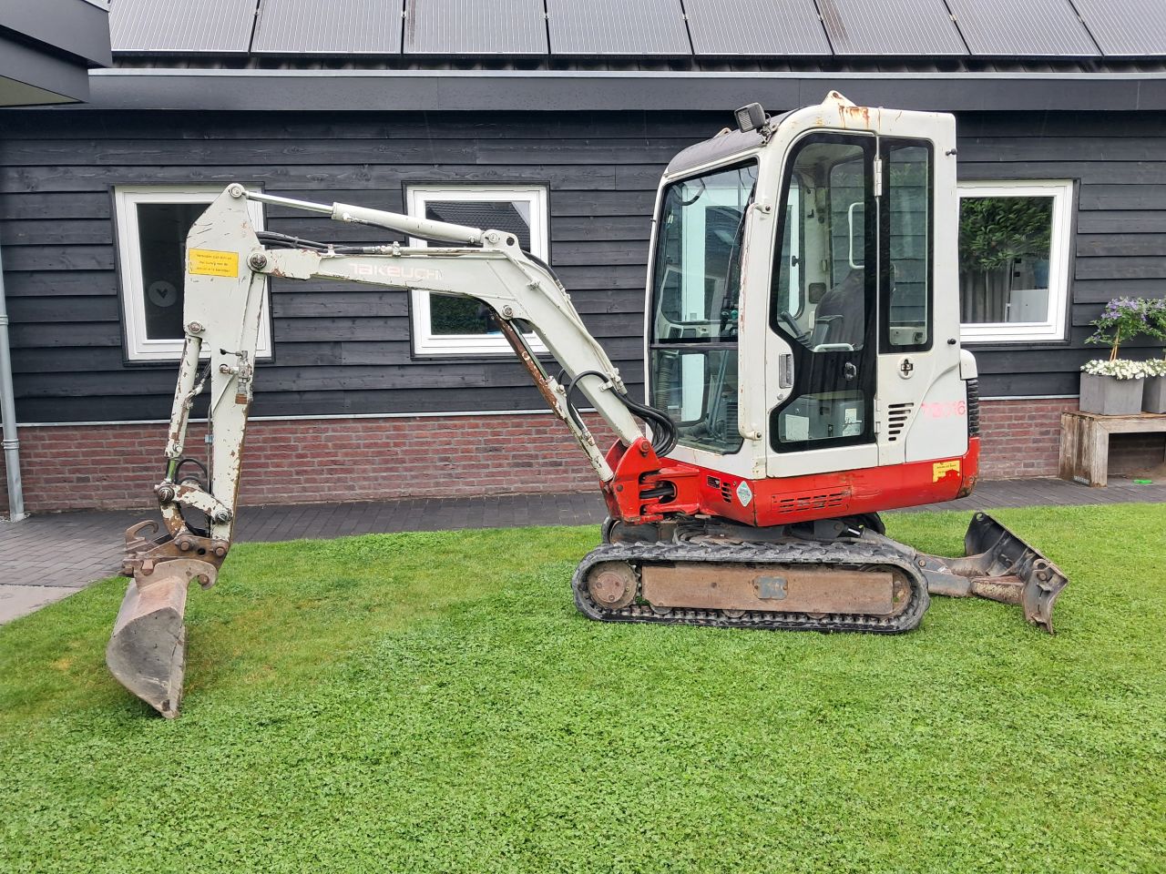 Minigraver Takeuchi TB 016 / Graafmachine Minikraan