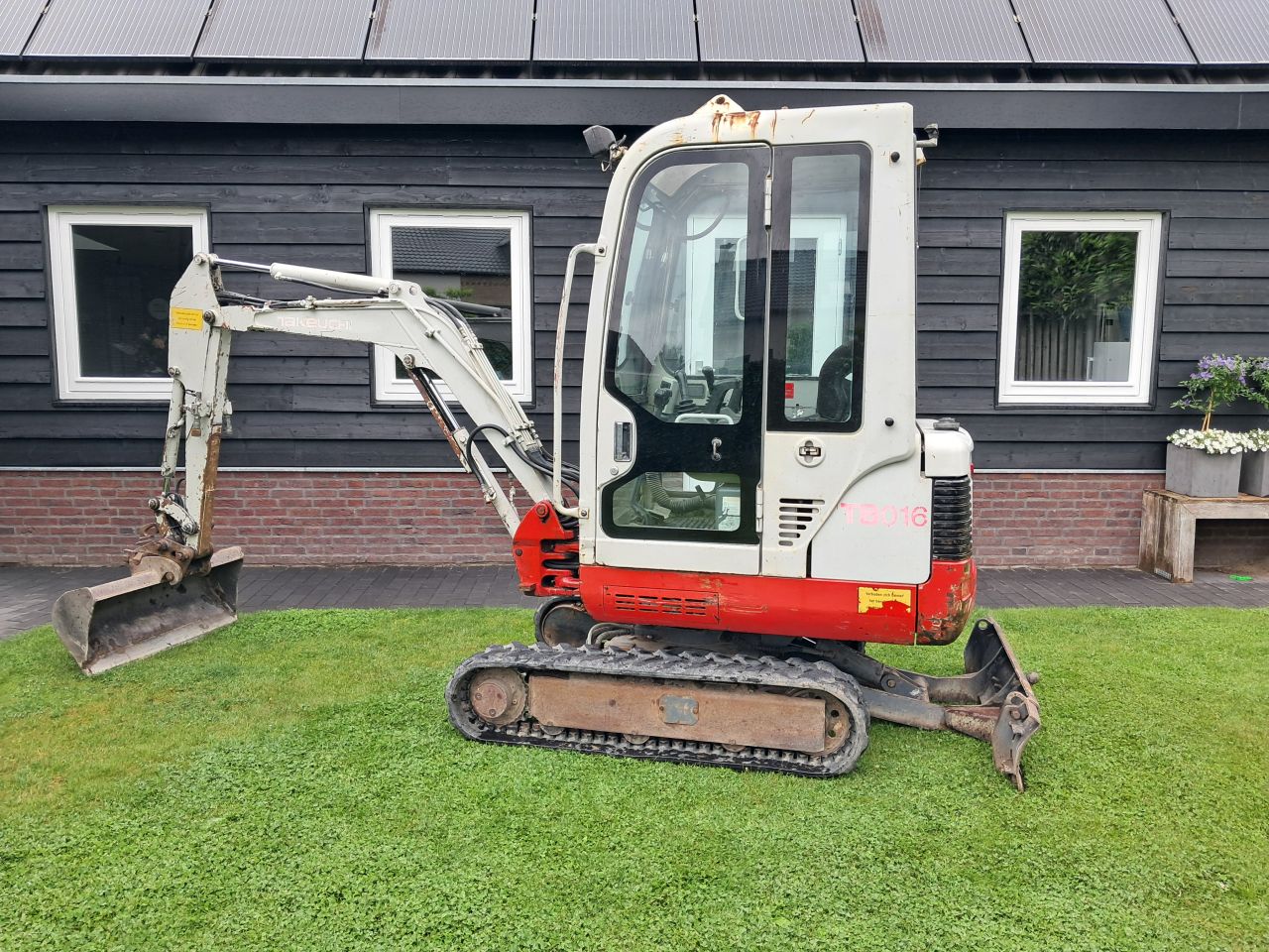 Minigraver Takeuchi TB 016 / Graafmachine Minikraan