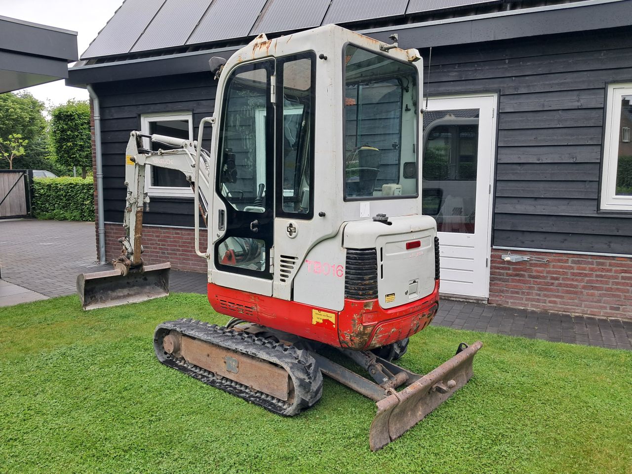 Minigraver Takeuchi TB 016 / Graafmachine Minikraan