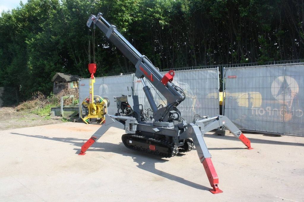 Hijskraan Takeuchi TC205 Benzine 2000kg 7.0m
