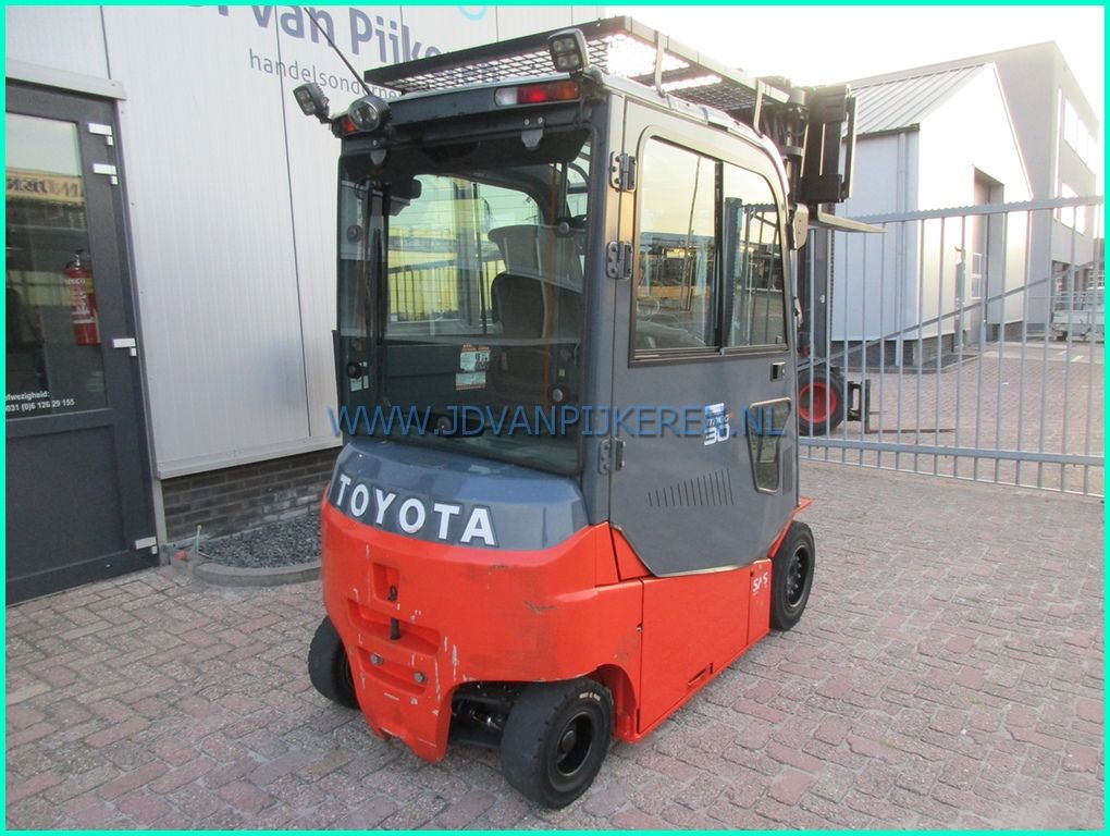 Toyota 8FBMT30 2016 8868uur triplex5.5m+shift+accu81%+cabine
