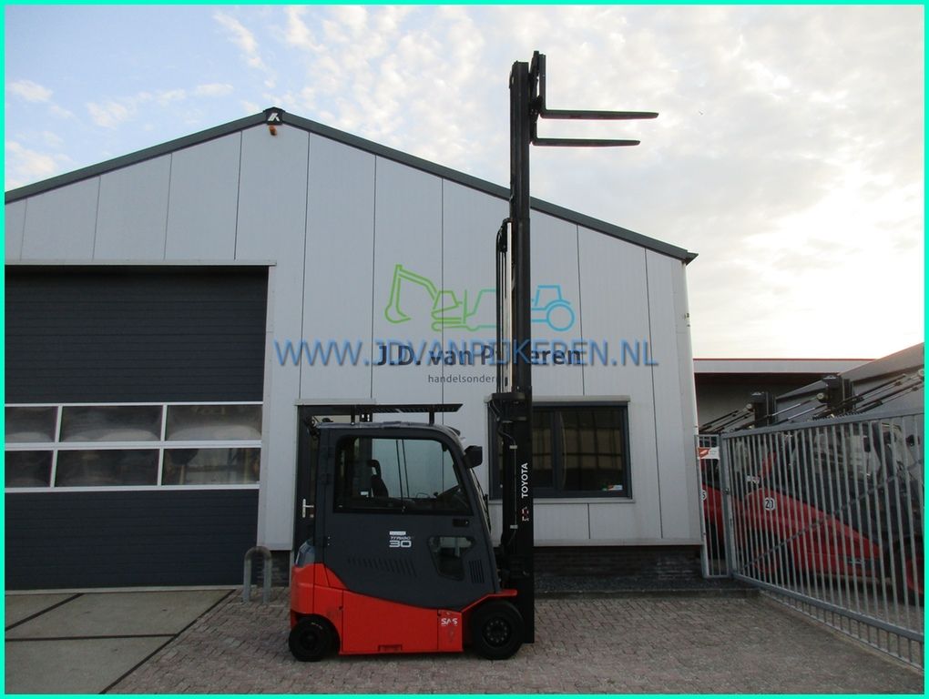 Toyota 8FBMT30 2016 8868uur triplex5.5m+shift+accu81%+cabine