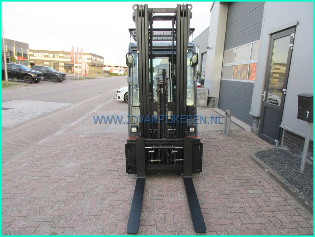 Toyota 8FBMT30 2016 8868uur triplex5.5m+shift+accu81%+cabine