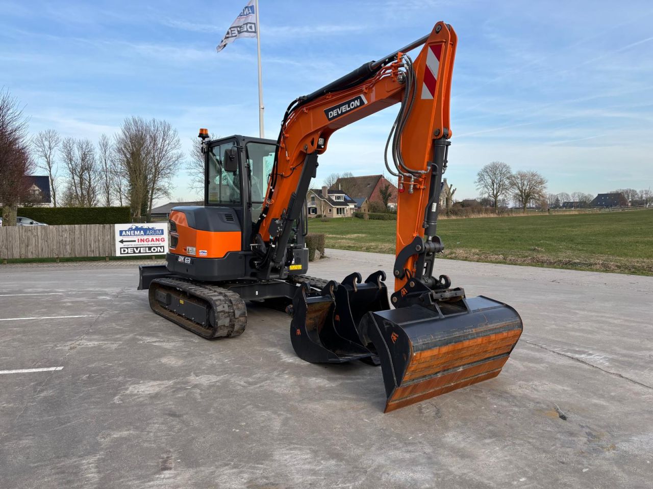 Develon DX63-7