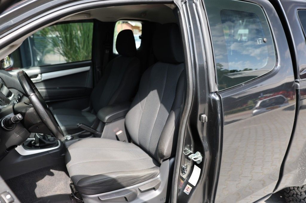 Isuzu D-max 2.5 D EXTENDEND CAB 4WD VAN