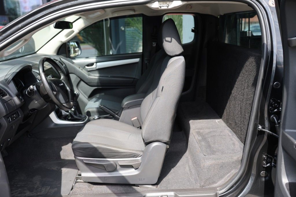 Isuzu D-max 2.5 D EXTENDEND CAB 4WD VAN