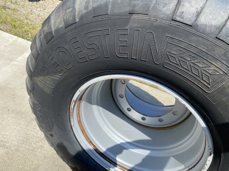 Vredestein Flotation + in der Größe 700/45-22,5 auf einer 10-Loch Felge mit