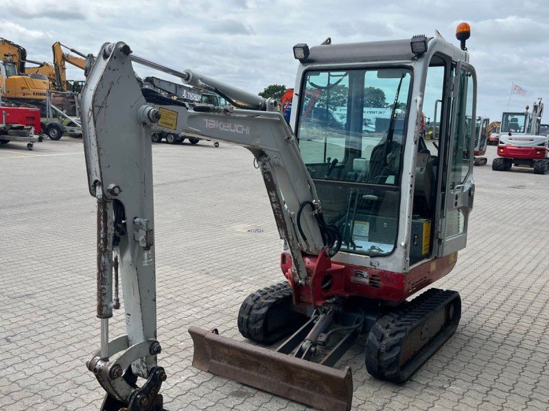 Takeuchi TB016 halvautomatisk hurtigskifte
