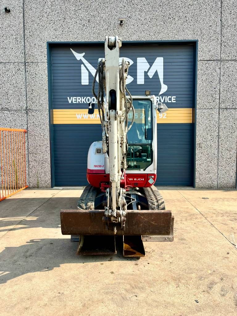 Takeuchi TB 235