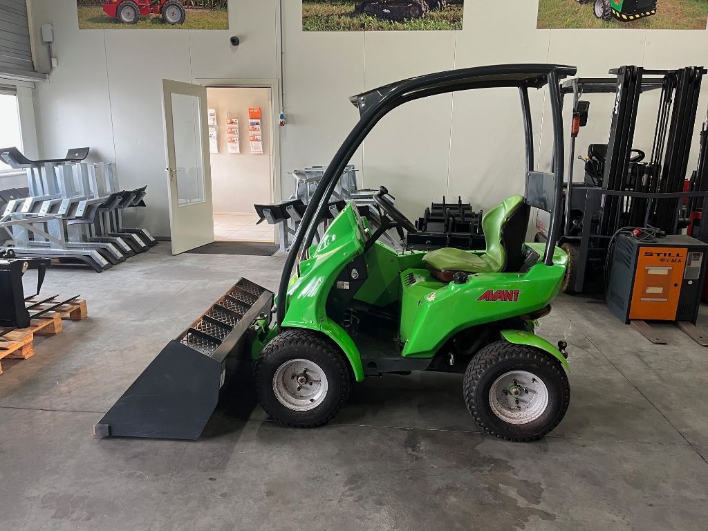 AVANT 220 Minishovel / Kniklader