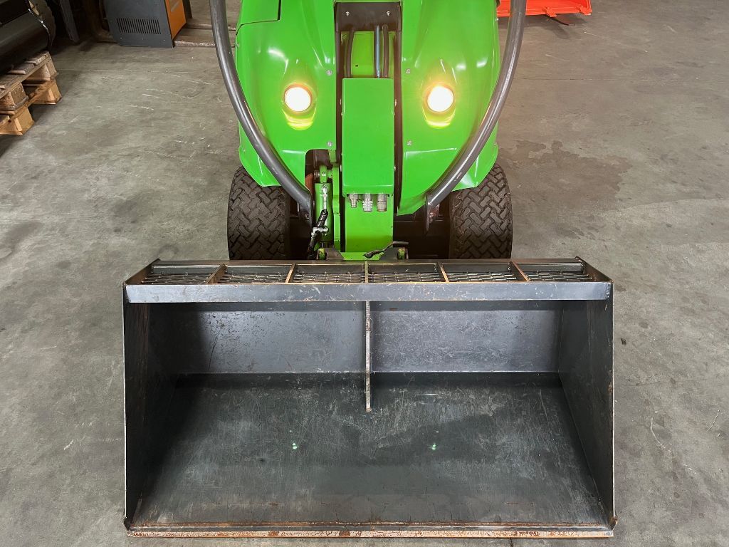 AVANT 220 Minishovel / Kniklader