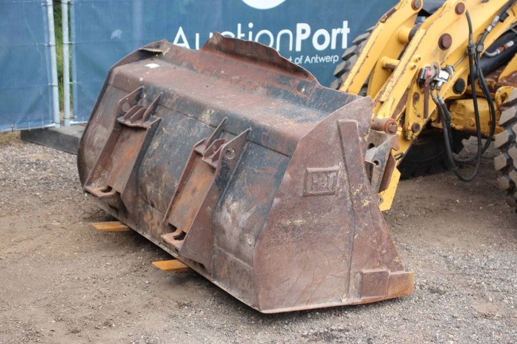 Wheel loader Caterpillar 908 Diesel 2001