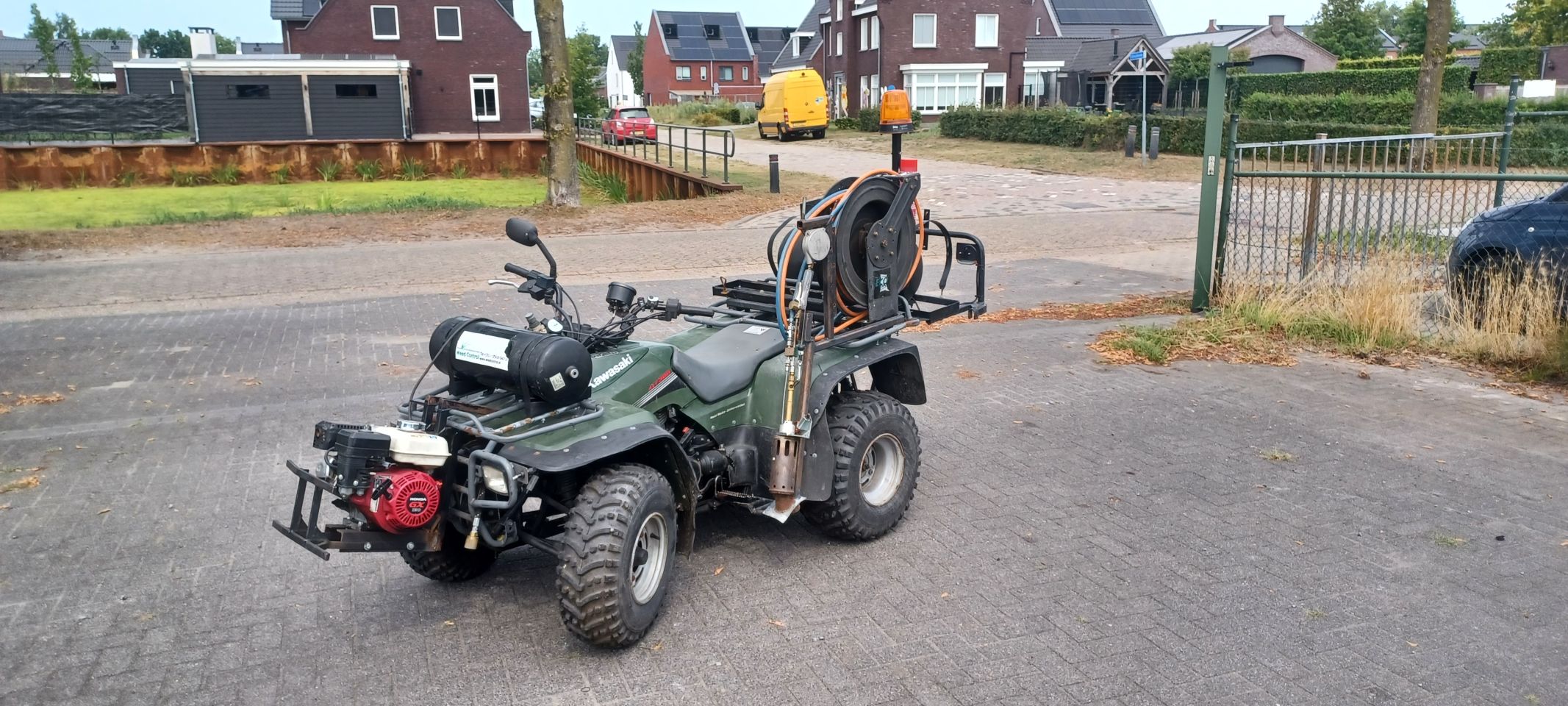Kawasaki quad met onkruitbrander