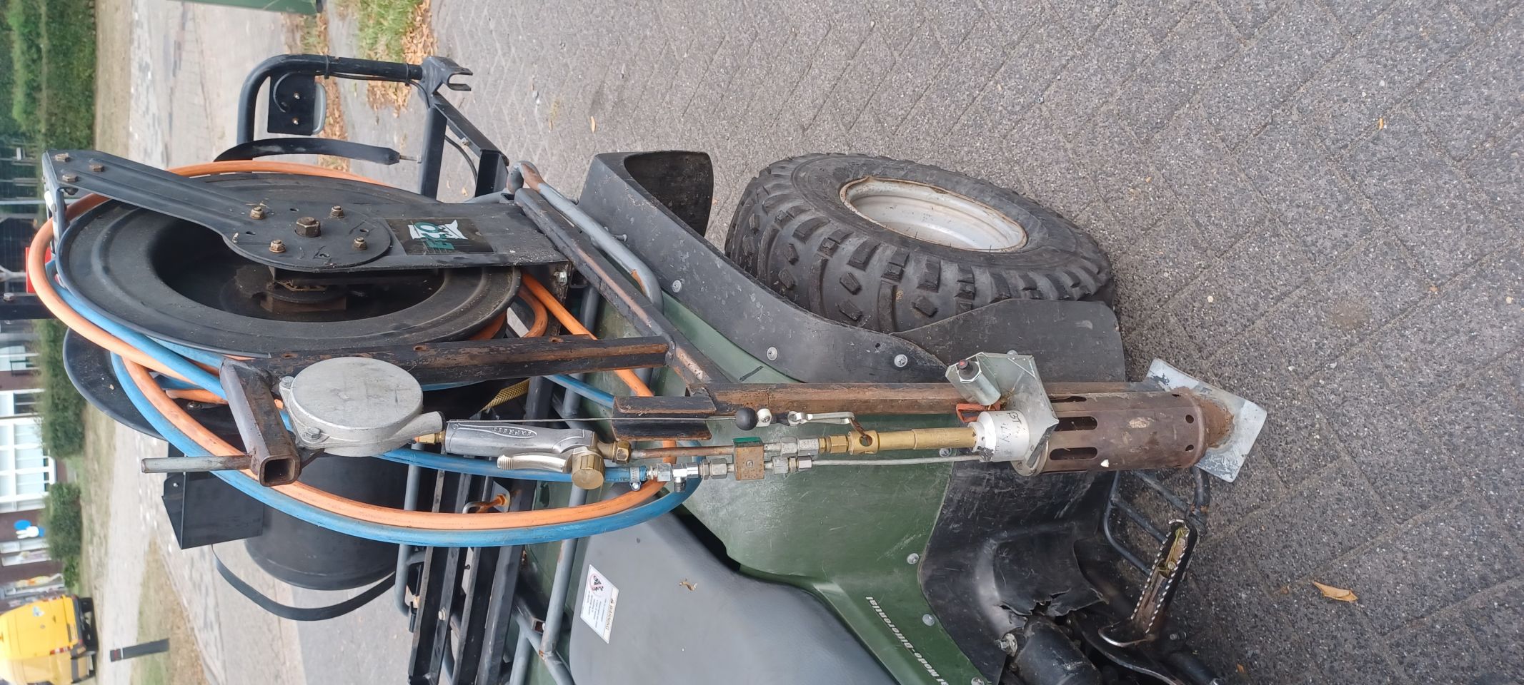 Kawasaki quad met onkruitbrander